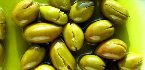 Зеленые треснутые оливки